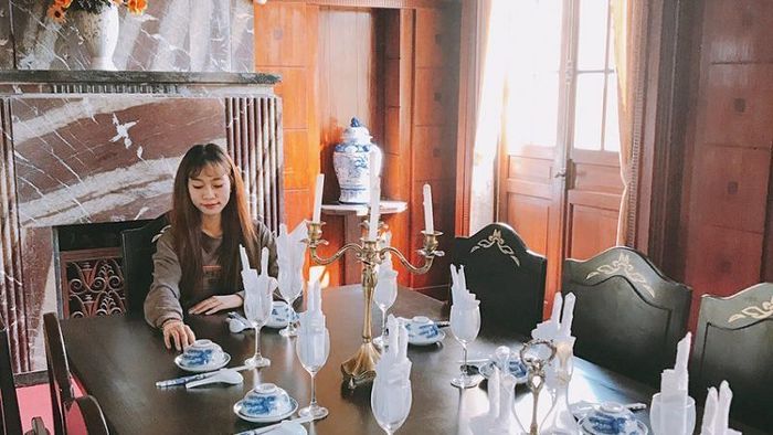 Hình ảnh bàn ăn trong Cung điện của Nam Phương hoàng hậu (Ảnh: Sưu tầm)