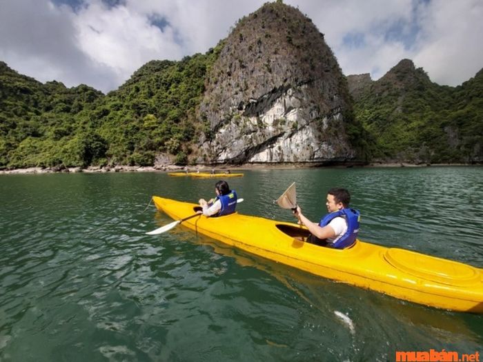 Kinh nghiệm du lịch Cát Bà: Đừng quên mặc đồ bảo hộ khi chèo thuyền kayak