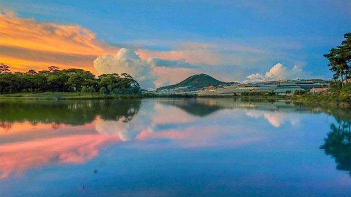 Hồ Than Thở là một địa điểm không thể bỏ qua khi bạn ghé thăm Đồi Thông Hai Mộ ở Đà Lạt.