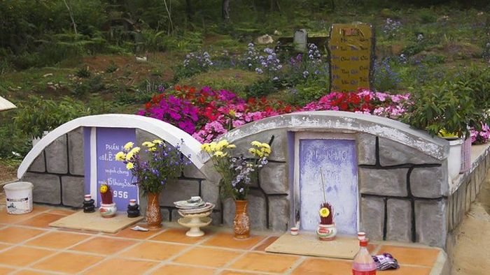 Đồi Thông Hai Mộ nằm trên con đường Hồ Xuân Hương, thuộc phường 12, thành phố Đà Lạt, tỉnh Lâm Đồng.