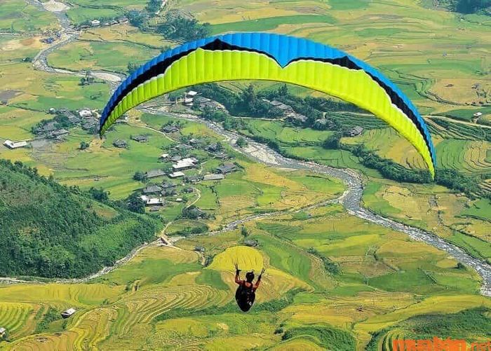 Tham gia chơi dù lượn trên không là một trải nghiệm du lịch Yên Bái mà bạn nên thử sức.