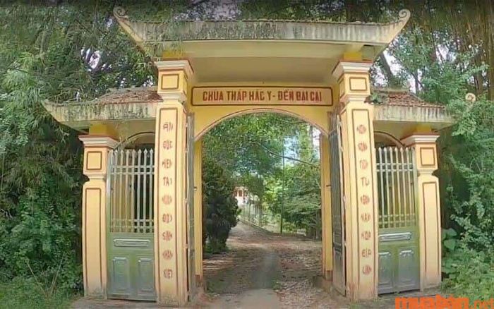 Theo kinh nghiệm du lịch Yên Bái, đây là ngôi đền nổi tiếng linh thiêng.