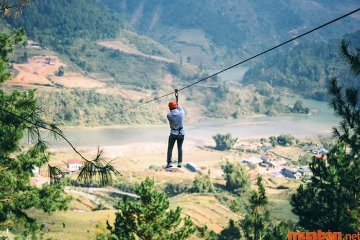 Khi du lịch Yên Bái, bạn nên trải nghiệm đi dây zipline để ngắm nhìn vẻ đẹp hùng vĩ của núi rừng.