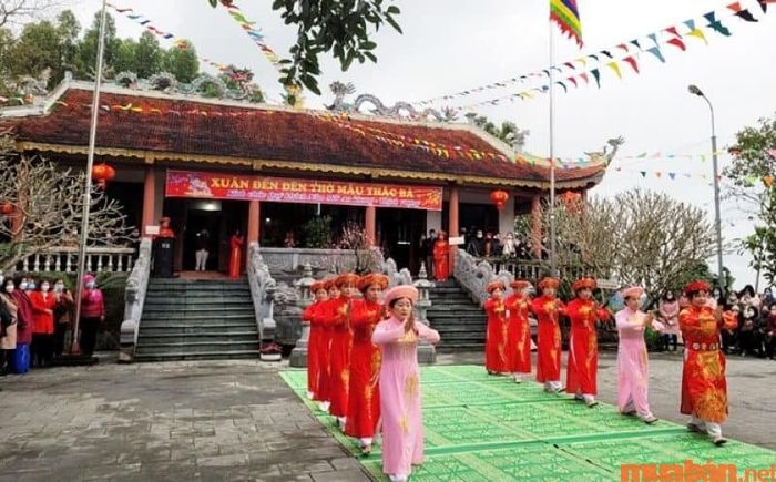 Đền Mẫu trở nên nhộn nhịp nhất vào mỗi dịp cúng lễ.
