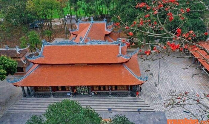 Theo kinh nghiệm du lịch Yên Bái, đền Suối Tiên là địa điểm nên ghé thăm ít nhất một lần.