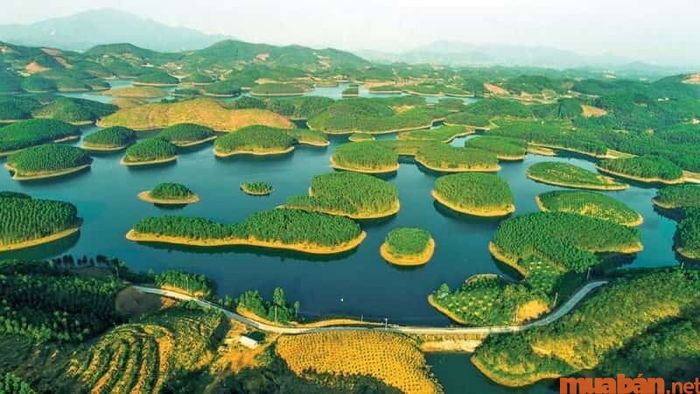 Quang cảnh Hồ Thác Bà nhìn từ trên cao thật tuyệt đẹp.