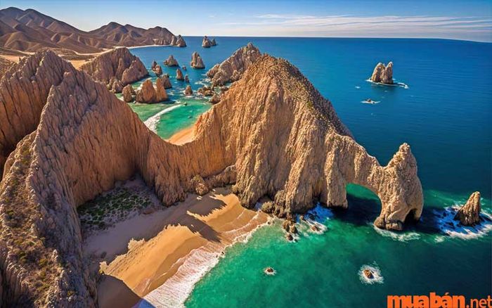 Cabo San Lucas nổi tiếng với những dãy núi cao và cổng vòm độc đáo nhất thế giới