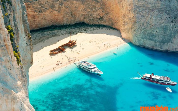 Vịnh Navagio nổi tiếng với làn nước xanh ngọc và bãi cát trắng cùng xác tàu bị bỏ quên