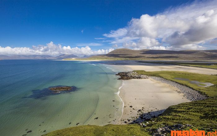 Luskentyre Beach nổi tiếng với vẻ đẹp hoang sơ của mình.
