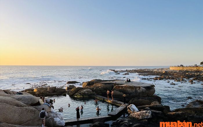 Bạn có thể chiêm ngưỡng cảnh hoàng hôn tuyệt đẹp tại những mỏm đá bên bờ biển Rocks Beach