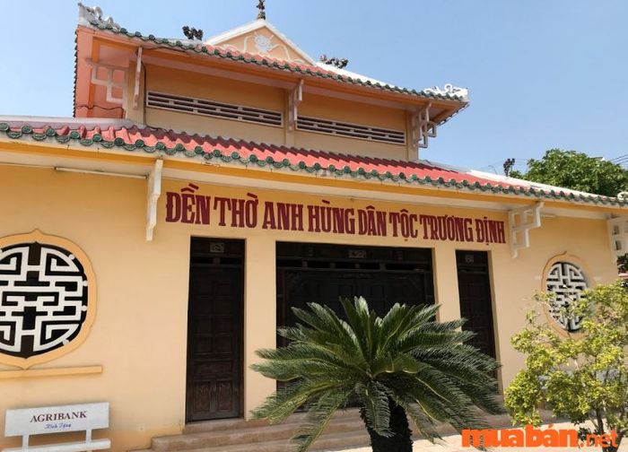 Gò Công có gì thú vị? Khung cảnh của đền thờ anh hùng Trương Định