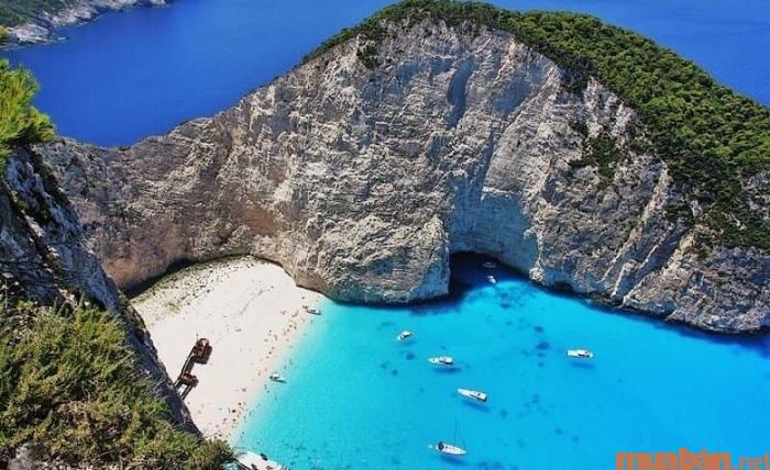 Đảo Cái Chiên được xem là một trong những bãi biển đẹp nhất miền Bắc.