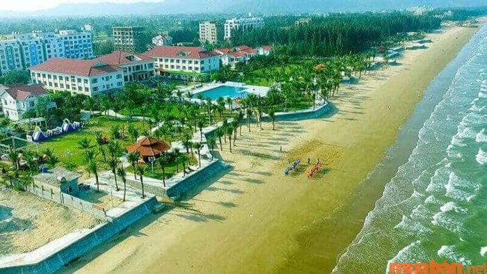 Khi đến Thanh Hóa, bạn nên ghé thăm bãi biển Hải Tiến, một trong những bãi biển đẹp nổi bật ở miền Bắc.