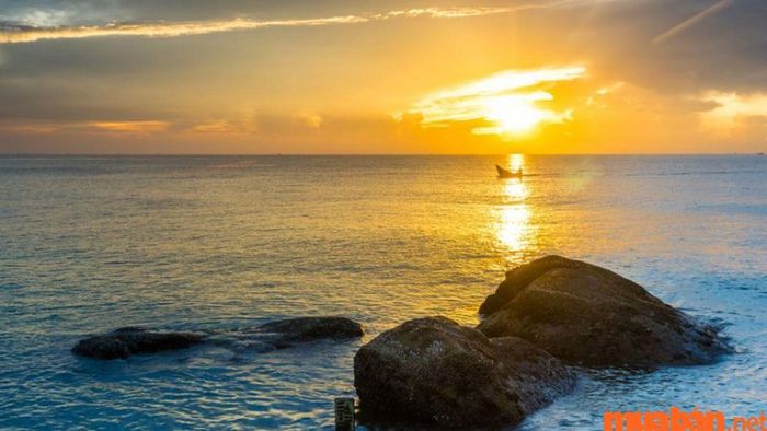 Mỗi năm, các bãi biển đẹp ở miền Bắc thu hút hàng ngàn lượt khách đến tham quan.