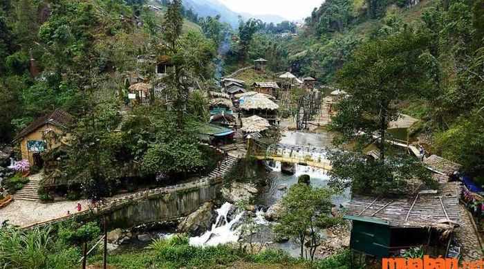Những ngôi nhà của người dân nơi đây rất mộc mạc, được xây dựng bằng gỗ