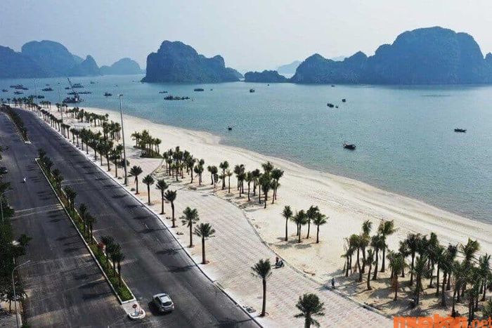 Bãi Cháy là bãi biển nhân tạo nổi bật với vẻ đẹp hiện đại.