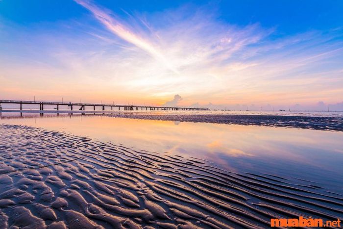 Gò Công có gì thú vị? Bãi biển Tân Thành nổi bật với triền cát đen trải dài