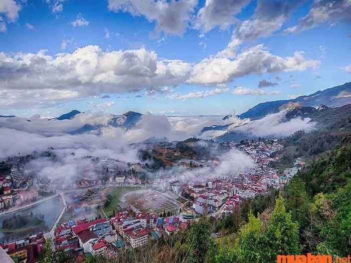 Khung cảnh nhìn từ núi Hàm Rồng