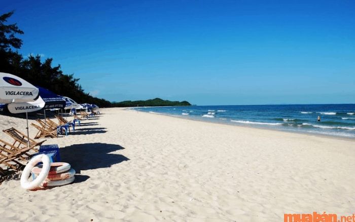 Quan Lạn sở hữu vẻ đẹp hoang sơ và yên tĩnh.