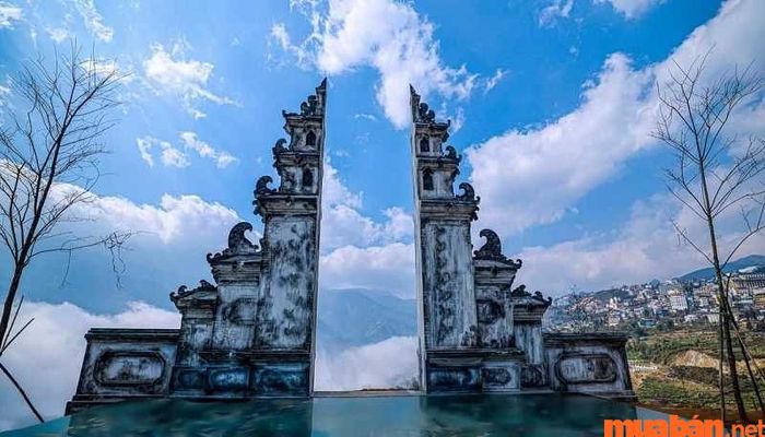 Cổng trời nằm cách trung tâm thị trấn Sapa khoảng 18km