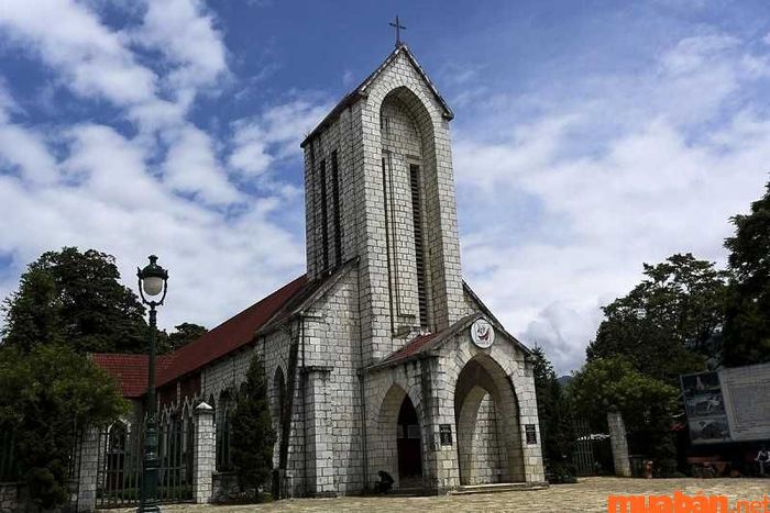 Nhà thờ được xây dựng theo phong cách Gothic La Mã.
