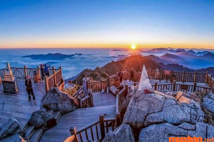 Từ đỉnh Fansipan, bạn có thể ngắm nhìn toàn cảnh bên dưới