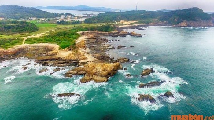 Khi khám phá Cô Tô, bạn sẽ được thỏa sức tắm trong làn nước xanh mát và chiêm ngưỡng phong cảnh tuyệt đẹp.