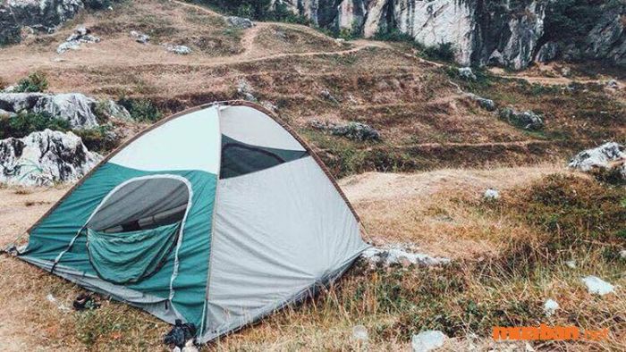 Nếu bạn đang tìm kiếm một địa điểm nghỉ dưỡng cắm trại gần Hà Nội với không gian yên tĩnh, thanh bình của núi rừng, thì núi Trầm là lựa chọn lý tưởng cho bạn. Khu cắm trại này được bao quanh bởi những viên đá lởm chởm, mang lại cảm giác gần gũi với thiên nhiên. Núi Trầm được coi là một trong những khu cắm trại tuyệt vời nhất gần Hà Nội cho những bạn trẻ yêu thích trải nghiệm.