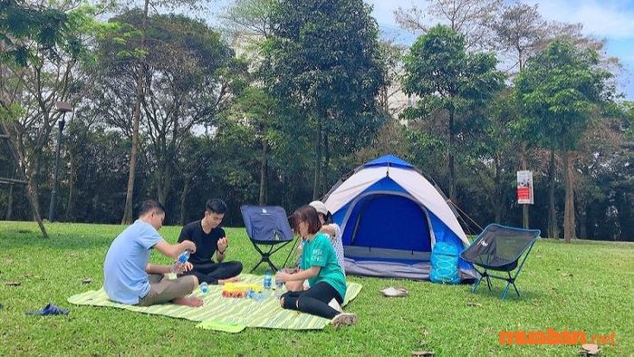 Bạn nên chọn những khu vực cắm trại gần Hà Nội có nhà dân trong bán kính gần. Nếu chẳng may gặp phải thời tiết xấu hay tình huống nguy hiểm, bạn sẽ dễ dàng tìm đến sự hỗ trợ từ người dân.