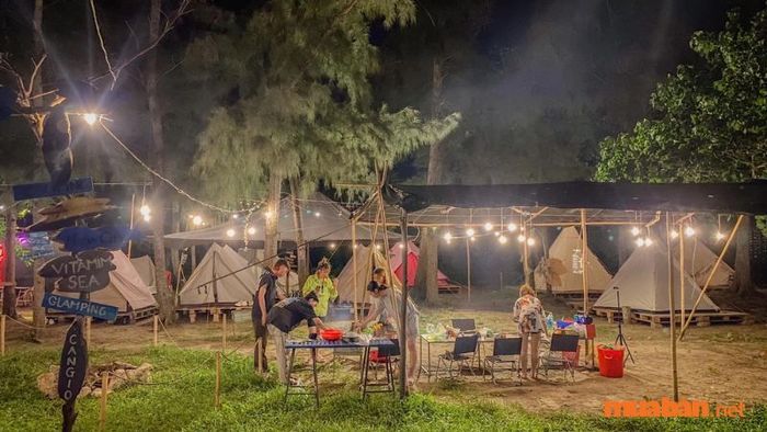 Bạn nên chuẩn bị các vật dụng như la bàn, áo mưa, đèn pin, thuốc cảm... để phòng tránh những tình huống thời tiết không mong muốn. Khi đã có những dụng cụ hữu ích bên cạnh, bạn sẽ tự tin hơn trong việc xử lý các sự cố bất ngờ một cách nhanh chóng và an toàn.