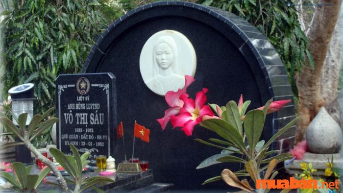 Nghĩa trang Hàng Dương - Viếng mộ chị Sáu
