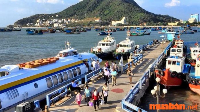 Du khách có thể sử dụng tàu biển để đến Côn Đảo.