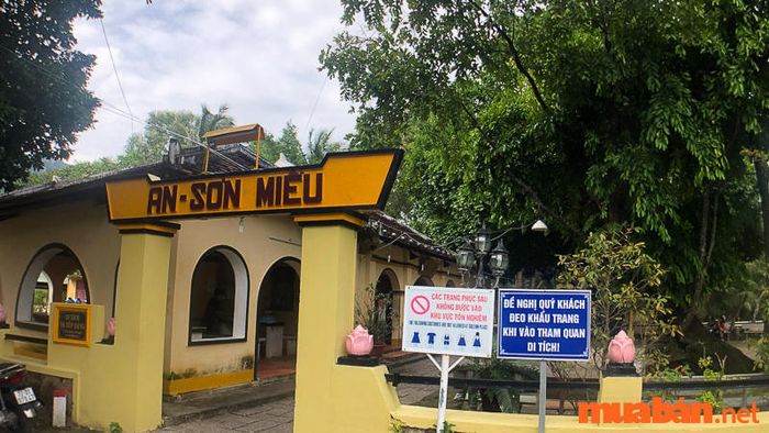 Miếu Bà Phi Yến được coi là một ngôi miếu linh thiêng đối với người dân địa phương nơi đây