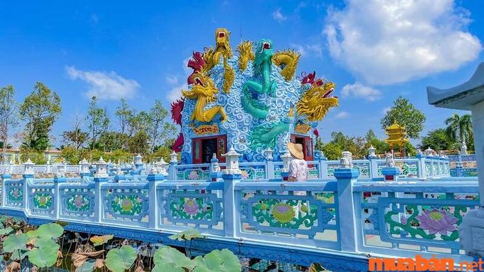 Hồ Cửu Long nằm trong khuôn viên chùa Huỳnh Đạo