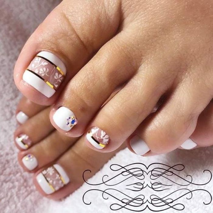 Mẫu nail chân màu trắng với hoa văn ngang 2 (Ảnh: Sưu tầm)