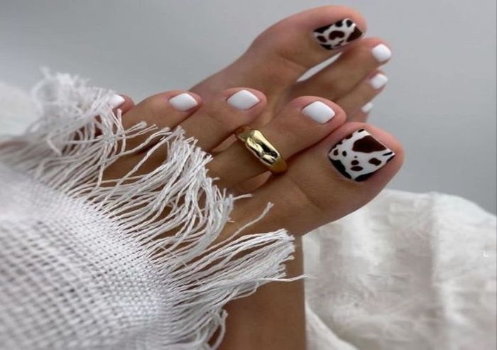 Mẫu nail chân màu trắng vân báo 2 (Ảnh: Sưu tầm)