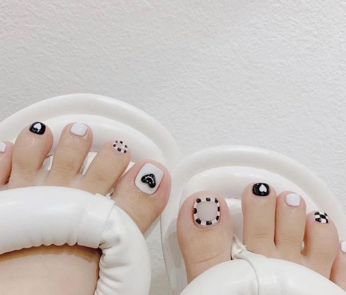 Mẫu nail chân trắng với họa tiết đen 1 (Ảnh: Sưu tầm)