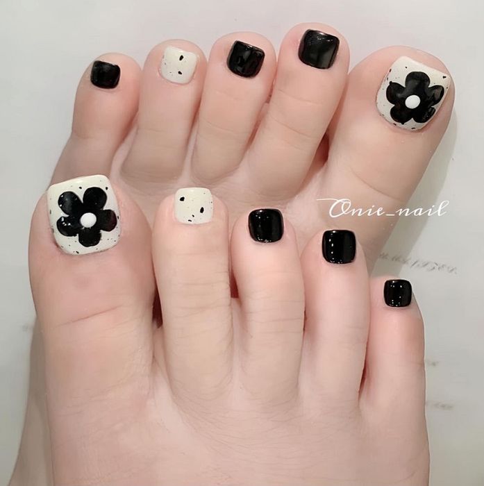 Mẫu nail chân màu trắng vẽ hoa lá nhỏ xinh 2 (Ảnh: Sưu tầm)