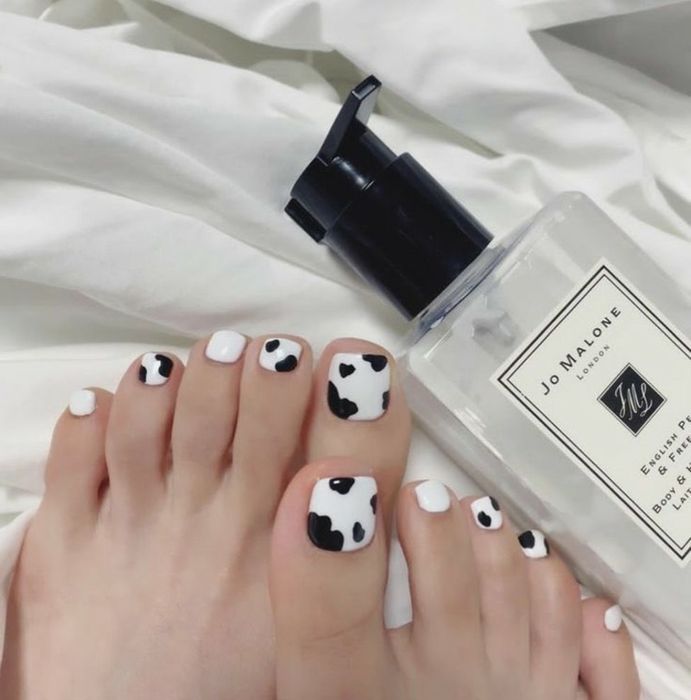 Mẫu nail chân trắng đen họa tiết bò sữa 1 (Ảnh: Sưu tầm)
