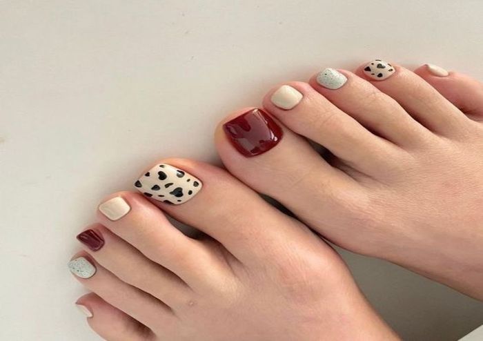 Mẫu nail chân màu trắng vân báo 1 (Ảnh: Sưu tầm)