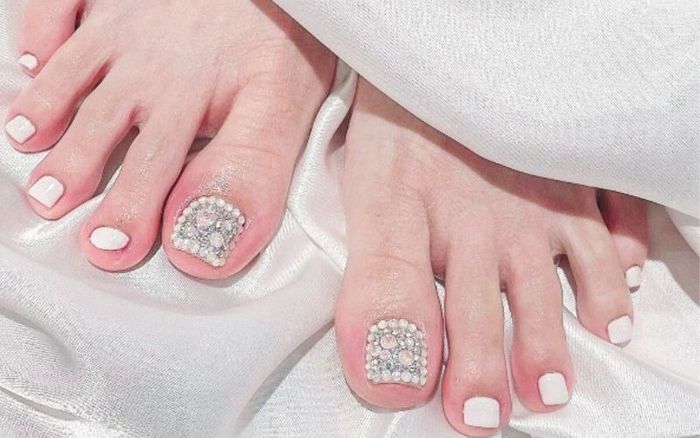 Mẫu nail chân trắng cầu kỳ và sang trọng 2 (Ảnh: Sưu tầm)