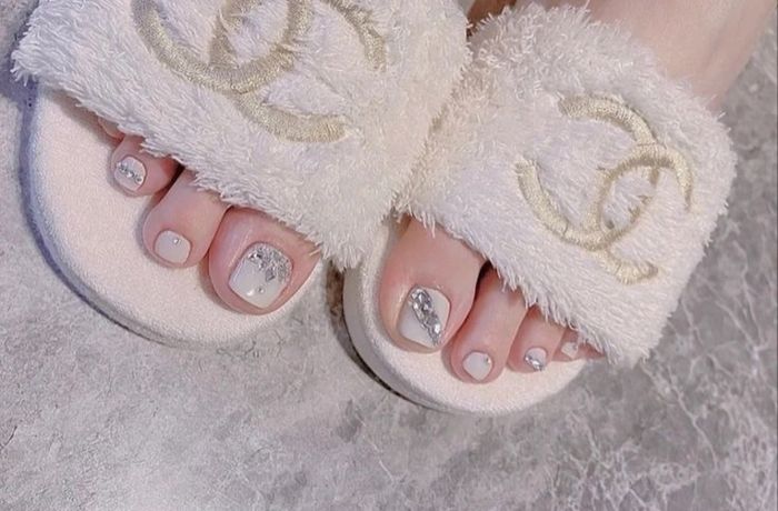 Nail chân trắng đính đá đơn giản 2 (Ảnh: Sưu tầm)
