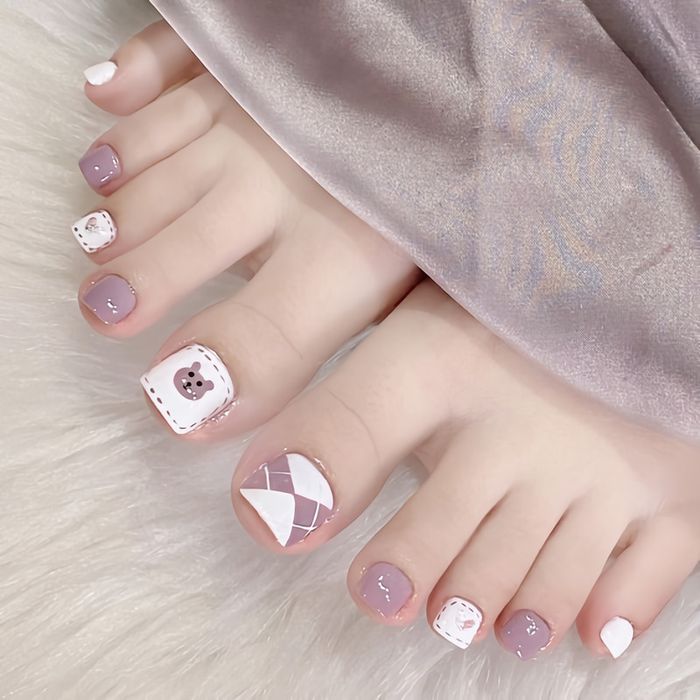Mẫu nail chân trắng tím 2 (Ảnh: Sưu tầm)