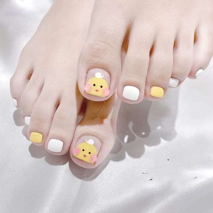 Mẫu nail chân trắng vàng 1 (Ảnh: Sưu tầm)