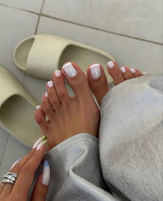 Nail chân sơn đầu móng trắng đơn giản 2 (Ảnh: Sưu tầm)