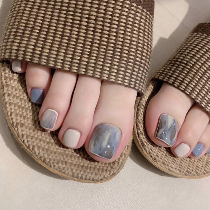 Mẫu nail chân màu trắng ombre 2 (Ảnh: Sưu tầm)