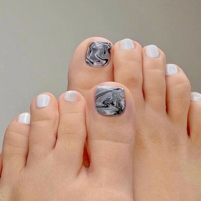 Mẫu nail chân màu trắng vân đá 2 (Ảnh: Sưu tầm)