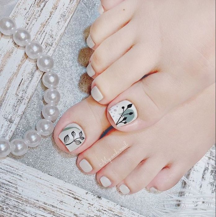 Mẫu nail chân màu trắng vẽ hoa lá nhỏ xinh 1 (Ảnh: Sưu tầm)