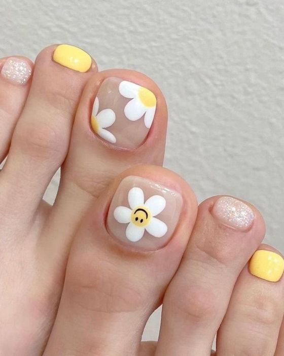 Mẫu nail chân trắng vàng 2 (Ảnh: Sưu tầm)