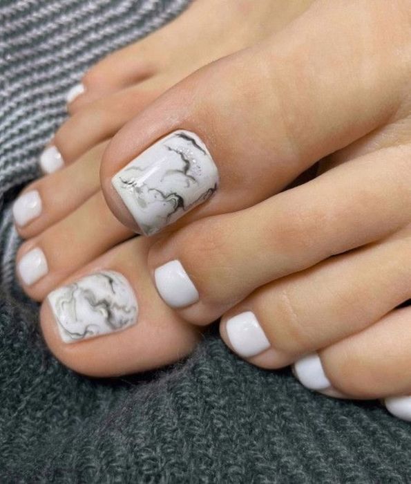Mẫu nail chân màu trắng vân đá 1 (Ảnh: Sưu tầm)